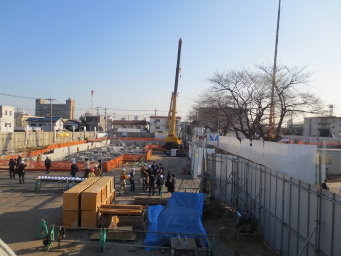 建設地の現状。写真中央が2つの街区を通る公道で、その公道沿いの桜の木を保存。新たに3本を追加する