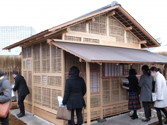 「雨聴天」の外観。屋根にトタン板を用いることで、「雨聴天」の名の通り、雨が屋根に当たる音を聴くことができる