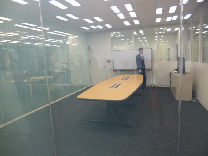 平常時は、実際のオフィス風景やデスクレイアウトを見学できる「ワーキングビュー」スペースとして使用。災害時には、災害対策拠点となる