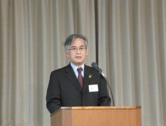 住宅部会の活動について説明を行なう(社)プレハブ建築協会住宅部会長代行・真鍋正司氏