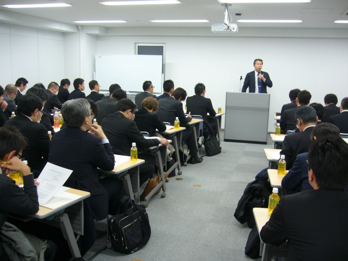 定例会では、亀井弁護士が暴力団排除条項や最近の賃貸借の判例、賃貸人・賃借人が亡くなったときの家賃債務保証事業者の対応などについて解説した