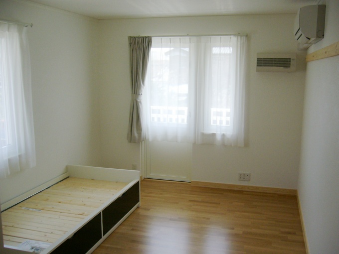 部屋は8帖の広さ。戸別換気になっている