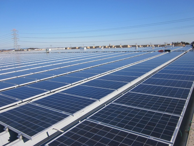 関東物流センターの屋根面に設置した太陽光発電設備