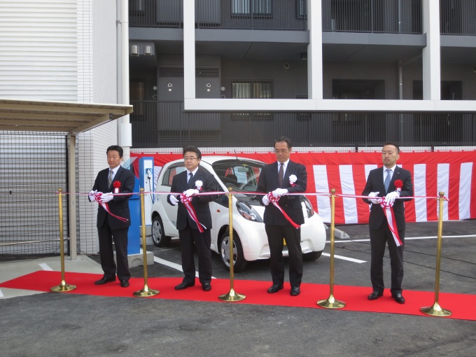 テープカットの様子。左から住友不動産・青木執行役員、関東三菱自動車販売・淵田社長、横浜市温暖化対策統括本部・信時理事、オアシスソリューション・関谷代表