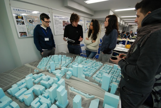 学生らは大学ごとにチームを組み、日本橋の都市環境をテーマに、6日間にわたり調査・研究した