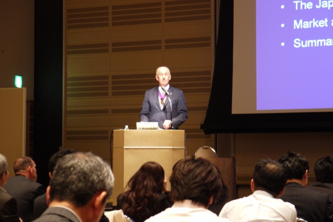 講演するRICSグローバル会長のアラン・コレット氏