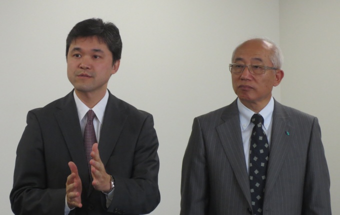 施設の特徴等について話すラサール不動産投資顧問・中嶋代表取締役兼CEO(左)と日本レコードセンター・片野代表取締役(右)