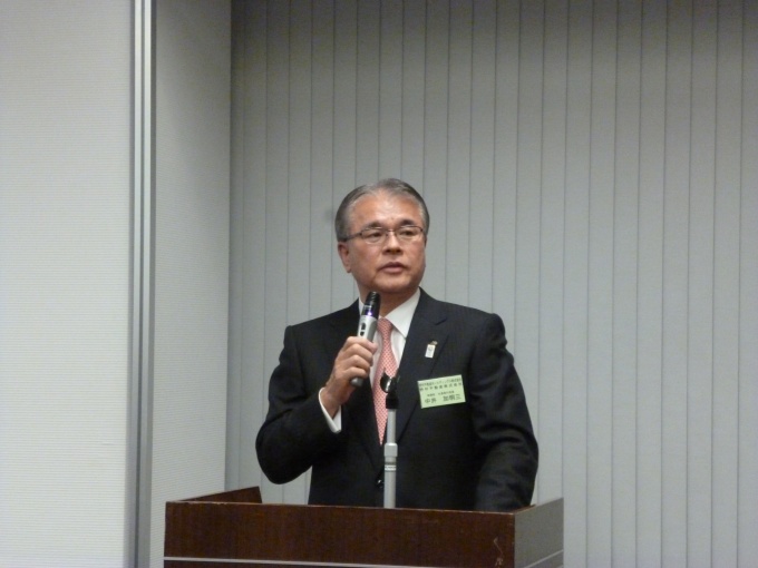 「中長期経営計画のスタートとして、良いテイクオフとなった」などと述べる中井社長
