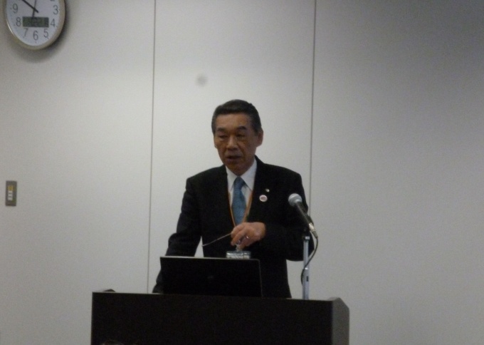 挨拶する同社代表取締役社長の岡田正人氏