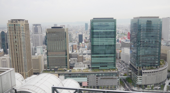 「グランフロント大阪」外観。左から分譲マンション「グランフロント大阪オーナーズタワー」、北館のタワーC、タワーB、南館