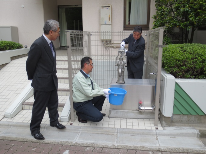 東日本大震災の教訓から、管理センター地下を60m掘削し、非常用の井戸を設置した(写真左が、エルシティ新浦安管理組合・竹内理事長)