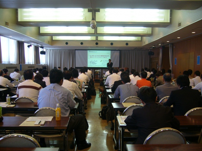 不動産コンサルティングビジネス講演会の様子。約100人が参加した