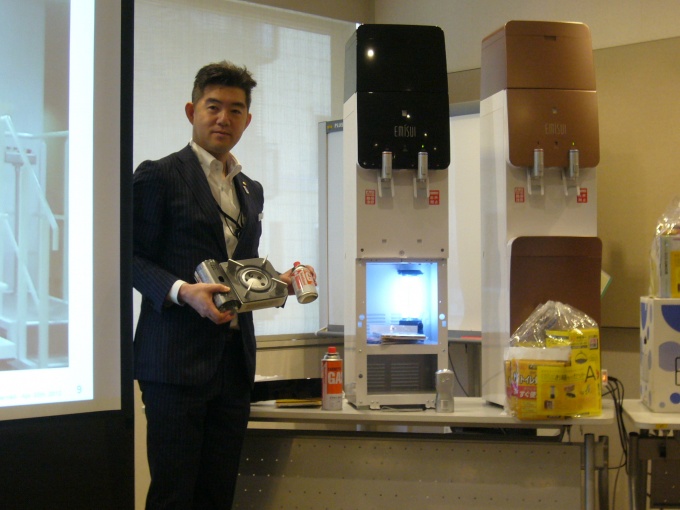 サーバーの下段にはカセットコンロ、上段には防災グッズを備えることが可能