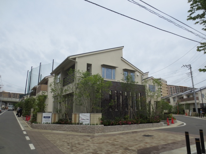 「プラウドシーズン船橋 森のシティ」外観。豊かな植栽が特長的。一部の樹は自治会が管理コストを負担することで、景観を維持していく