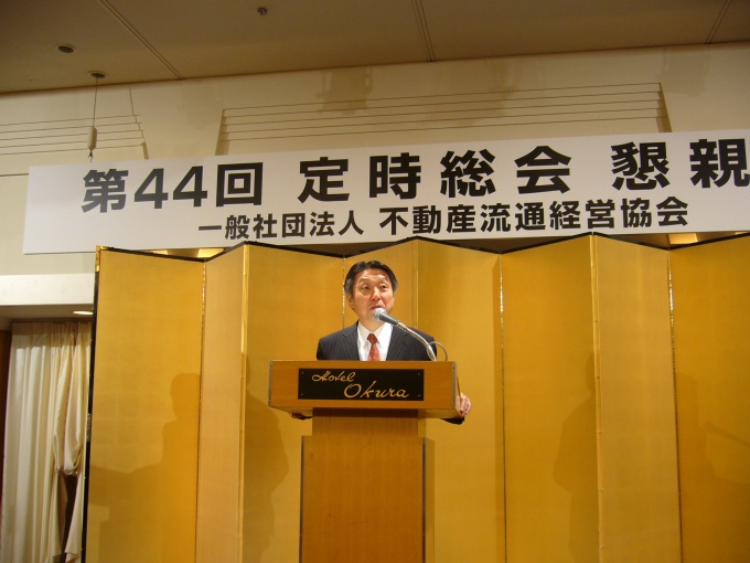 「不動産流通におけるサービス体制の整備を諸団体や行政と協力しながら進めていく」と話す竹井新理事長