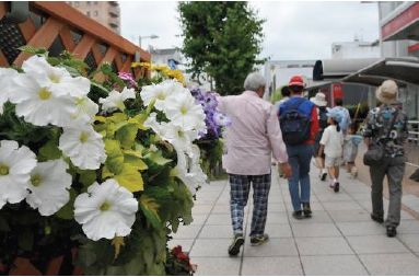 「花めぐりガイドウォーク」の様子