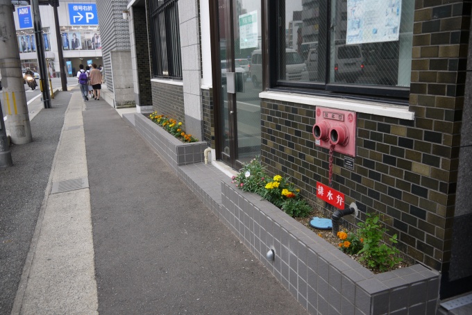 エントランスの花壇にはオーナーが手入れする四季折々の花が咲き、通行人の目を楽しませている