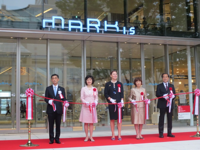 テープカットの様子。一番左が三菱地所リテールマネジメント MARK IS みなとみらい館長当摩氏