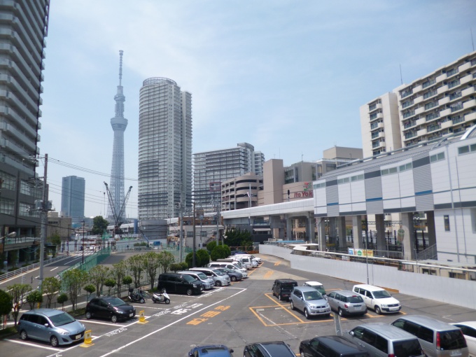 計画地周辺の様子。右手には平成28年度完成予定の「京成曳舟」駅。南西方向には、東京スカイツリーが見られる
