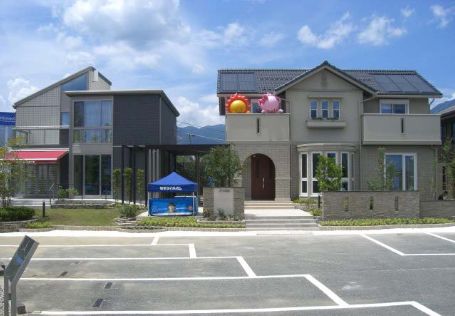 鉄骨系住宅「ハイムbj」(左)と木質系住宅「グランツーユー・フラッチェ」(右)