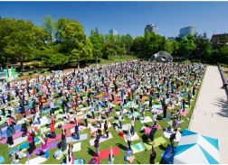「MIDPARK EXERCISE」では、ヨガ・ピラティス・ストレッチなどを芝生の上で行なう