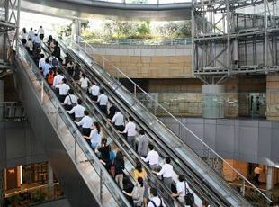 今回は「手すりにつかまろうキャンペーン」を実施