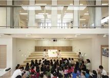 園舎内のホールで話を聞く様子