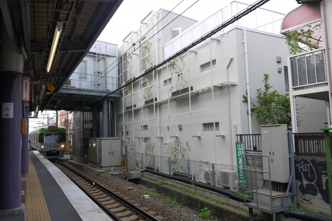 「IKENOUE04」線路側の外観。壁面緑化を行なった