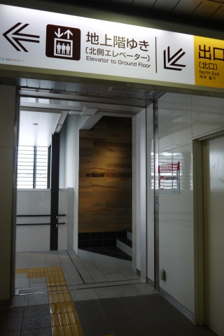 駅と建物3階は直結。一部住戸はこちらが玄関となる