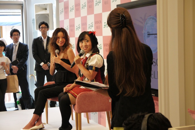 モデルの西山茉希さん、お笑い芸人のキンタロー。さんによる住まいに関するトークセッションの様子