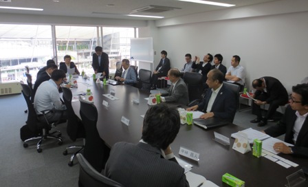 「朝会」には、池田行雄・東京都宅地建物取引業協会会長など、業界関係者を中心に約40名が参加した