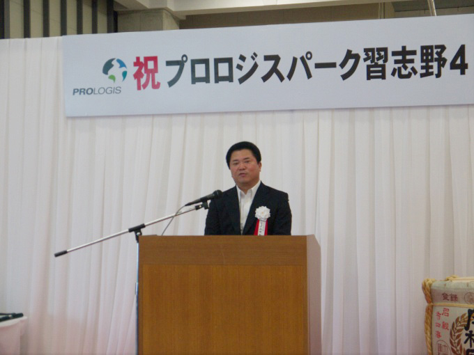「免震構造やBCP対策を採り入れるなどして、最新鋭の物流施設となった」と述べる同社代表取締役社長の山田御酒氏