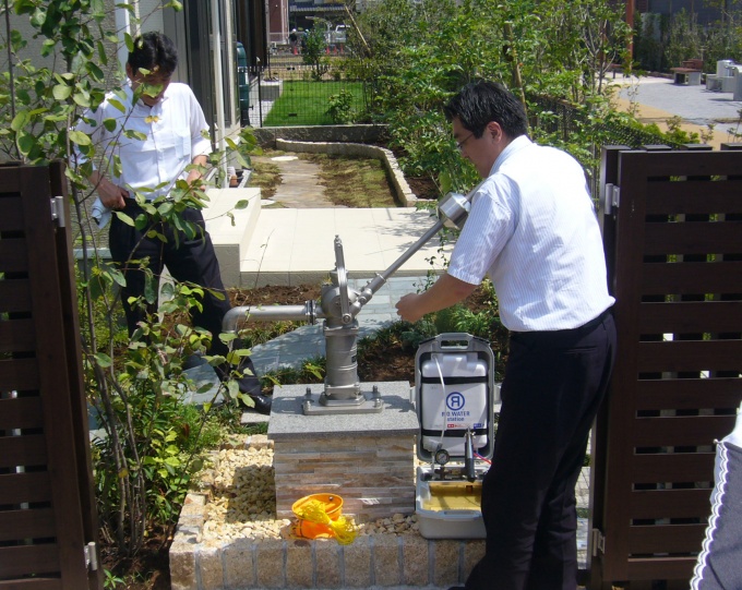 災害時に住民に開放される防災井戸。飲料水に浄化できる装置も設置している