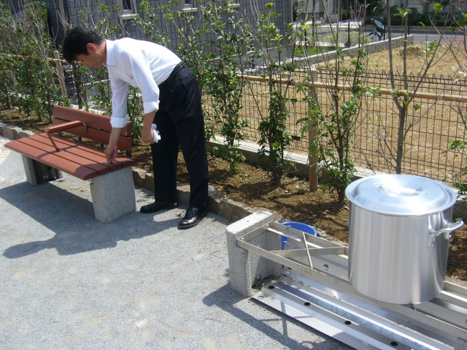 まちの中心部にある公園には、災害時に炊き出し用カマドになるベンチを設置