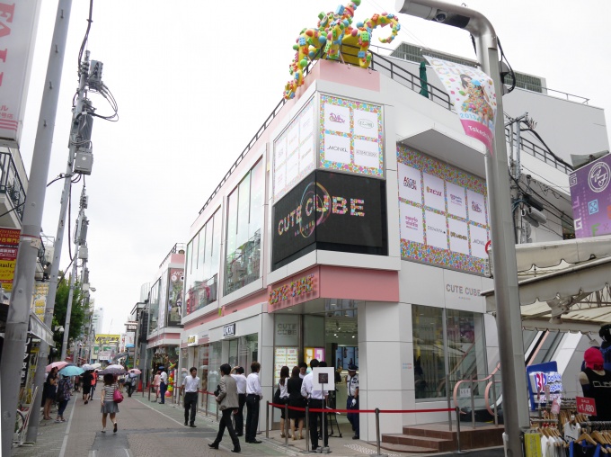 「CUTE CUBE原宿」外観。ロゴやオブジェもターゲット層のティーンエージャーを意識し、可愛らしいポップなものに