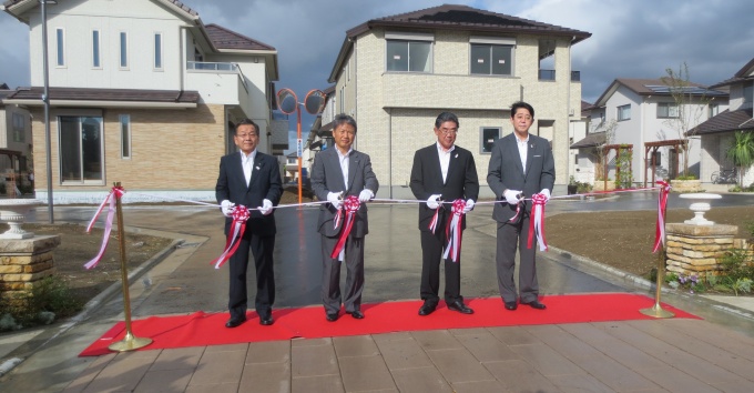 テープカットの様子。右から浦安市松崎市長、トヨタホーム森岡社長、パナホーム藤井社長、ミサワホーム(株)竹中代表