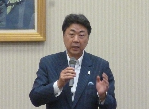 「通期は、売り上げ、利益とも過去最高の見通し」と述べる積水ハウス(株)代表取締役社長の阿部俊則氏