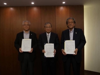 調印後の様子(左:隣組松井正雄代表、中:医師会小池昭夫会長、右:同社代表取締役杉山博孝氏)