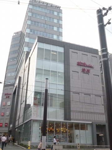 地下1階~4階まで39店舗が入店する「アトレヴィ大塚」が入るJR「大塚」駅南口ビル