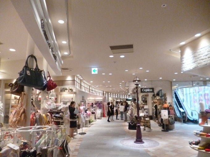 各フロアに道をイメージしたコンセプトを設けている。写真は、2F「よりみちPromenade」