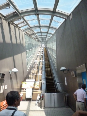 駅と分譲地を結ぶ「コモアブリッジ」。標高差は約88m、全長約209.8mの斜行エレベーターとエスカレーターが設置されている