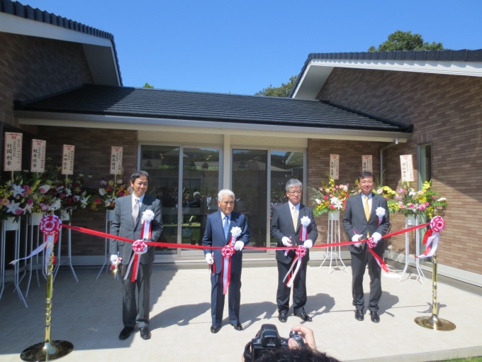 テープカットの様子。右から日本工学院専門学校・日本工学院八王子専門学校校長の千葉 茂氏、(株)ヤマダ・エスバイエル代表取締役社長の松田佳紀氏、片柳学園園長・理事長の片柳 鴻氏。左は自習棟に無償で太陽光パネルを提供した三菱電機(株)役員理事リビングデジタルメディア事業本部副事業本部長の鈴木愛司氏