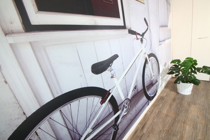 壁紙例「白壁と自転車」