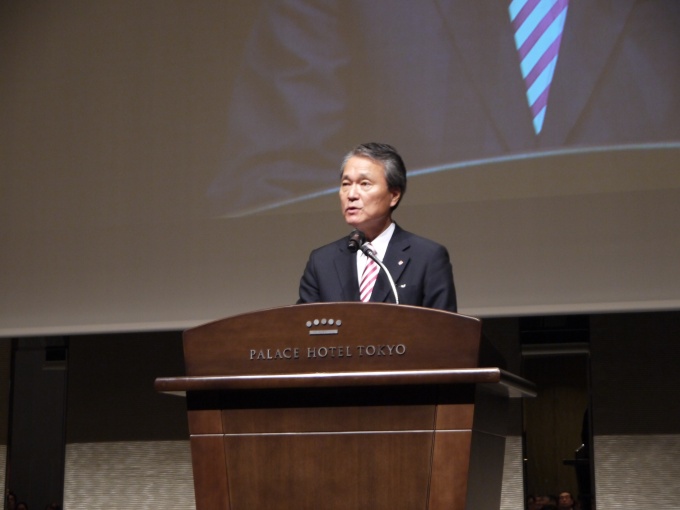 「高齢化社会の課題を解決すべく産官学が連携していくことが必要」と述べる日本生命保険相互会社代表取締役社長の筒井義信氏