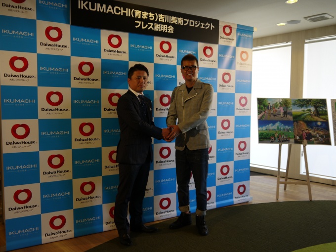 同社越谷支店支店長の稲村敏伸氏(左)とおち まさと氏