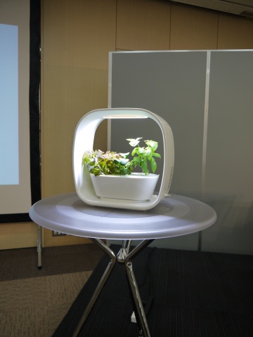 卓上水耕栽培キット「VEGEUNI」