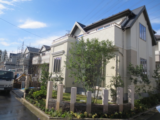 建設中の住戸。緑の多い周辺環境に配慮。接道面の半分以上を緑化、外構も自然素材を多用した