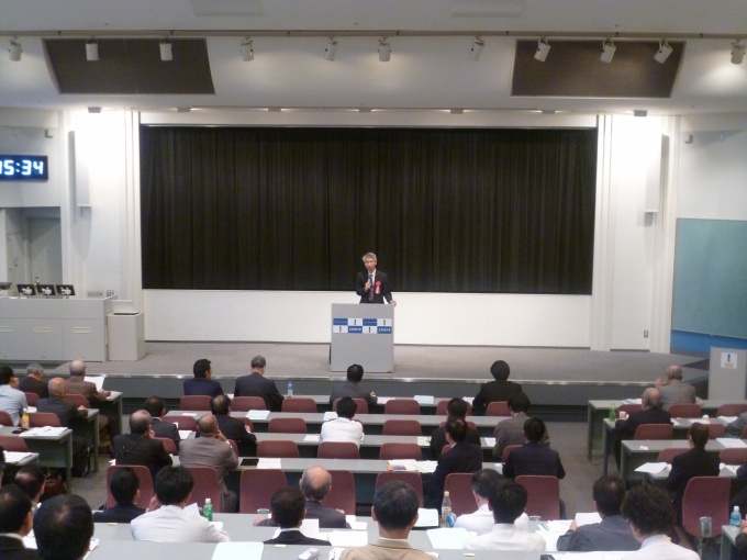 あすなろ法律事務所弁護士の松原文雄氏の講演の様子
