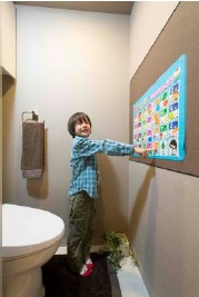 壁に世界地図など学習用の掲示物が貼れる「掲示用クロス」を採用。トイレの時間も学びの時間に