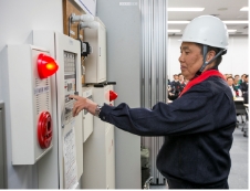 「BCP実践訓練」で火災発生を想定し、火災受信機を復旧している